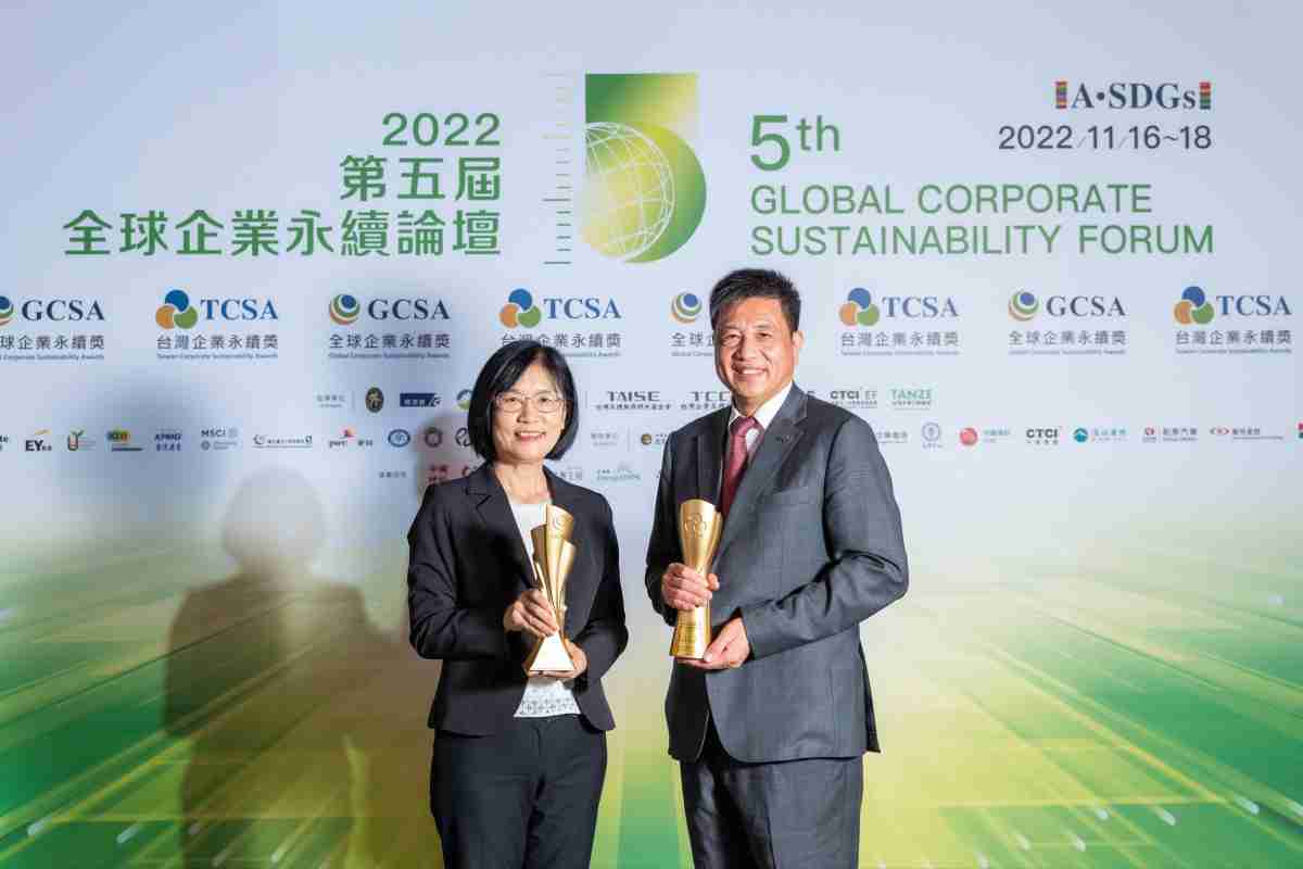 CG电子作为净零碳排先锋，，期引领价值链伙伴同行共好，，，卫冕制造业组“十大典范企业” 二连冠殊荣(左：CG电子光电永续长古秀华，，右：CG电子光电董事长暨执行长彭双浪)