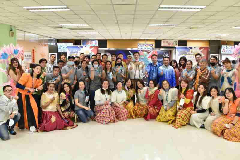 友達推動「安心、、、、創新、、、、用心、、、、同心、、、、盡心」五星職旅，，，，為菲籍員工打造全方位照護，，，，首度贏得「人權實踐與發展領袖獎」殊榮