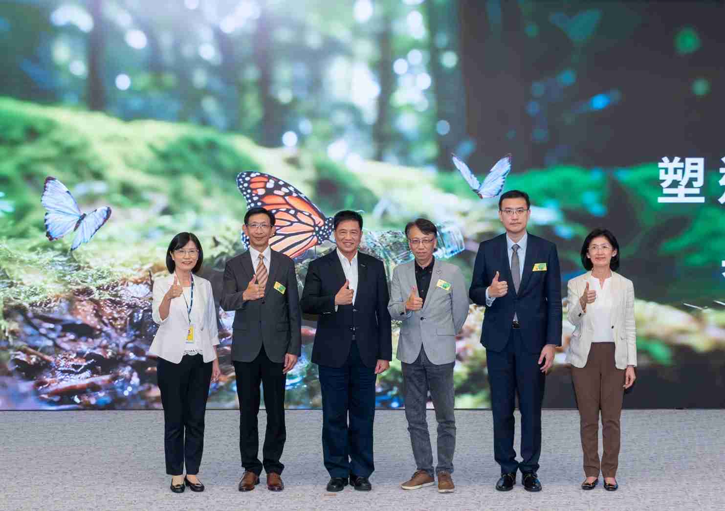 友達2023 CSR共榮大會，，，邀請領域專家分享交流生物多樣性管理趨勢、、、、無塑產品、、、、海廢永續塑料等議題  （圖左到右：友達光電永續長古秀華、、、、3M台灣技術長陳君杰、、友達光電董事長暨集團策略長彭双浪、、光寶科技企業永續發展處處長陳慶暉、、、、安永聯合會計師事務所執業會計師曾于哲、、、友達光電供應鏈總部副總經理吳宜芳）