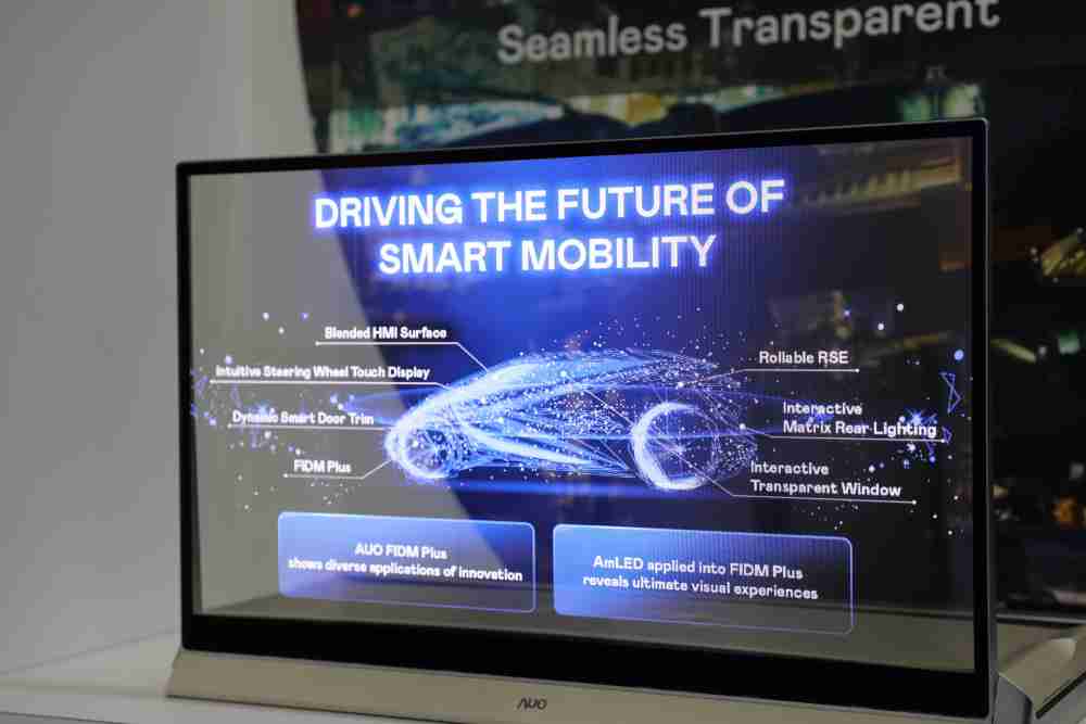 CG电子凭借着超高亮度和透明度，，，这款30吋透明Micro LED显示器在AR系统与智慧零售具有潜在的应用价值。。。