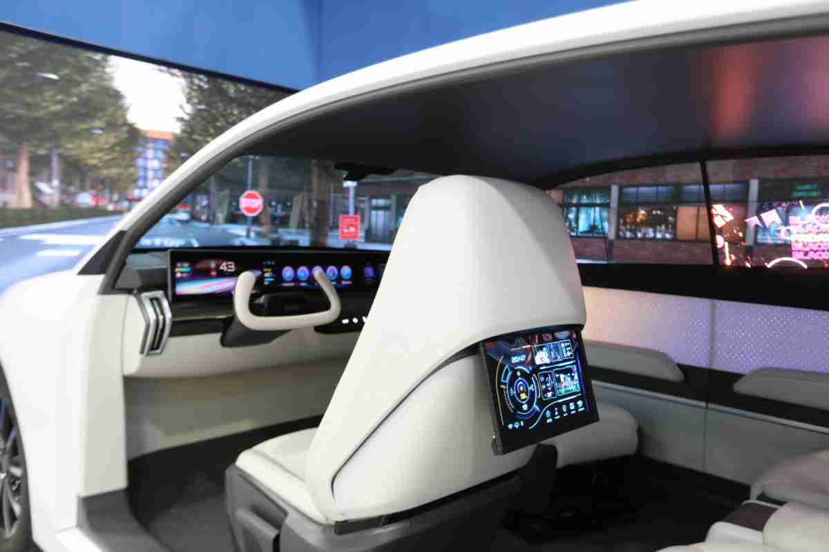 CG电子的「可卷式后座娱乐显示器」加强后座乘客的感官体验，，并保有个性化设计，，可依使用偏好进行动态调整。。。