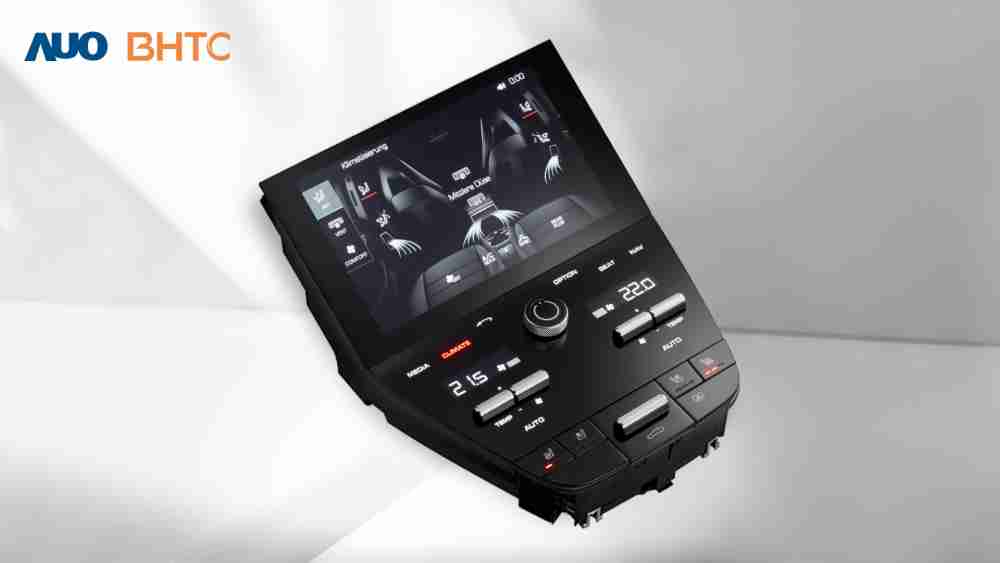 作為友達新生力軍，，，，BHTC所展示的中央與後座鞍部的Display HMI產品，，，可處理多區恆溫控制、、顯示畫面，，，，呈現仿真3D車室分區；以力傳感技術精準傳遞觸感，，並結合音量及震動反饋，，，防止意外啟動，，提供使用者自然流暢、、、、直觀且輕鬆駕馭的舒適介面