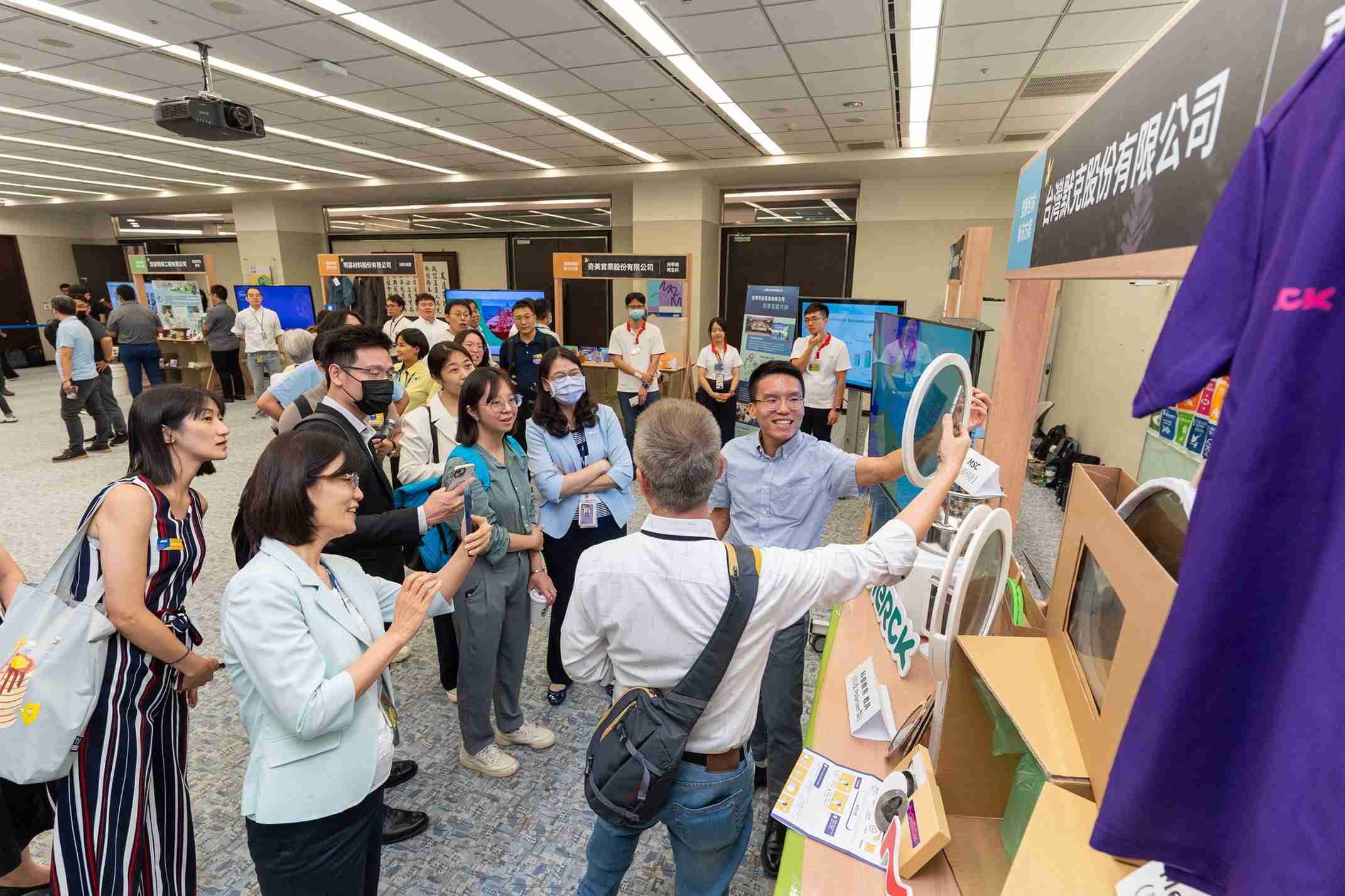 CG电子连手产业伙伴策划首届生态圈联展，，，展示如何将废塑料循环再利用，，，，创新解决方案包括：塑料包材再生与循环使用、、再生塑料研发及应用、、、废塑料回收再生技术、、减塑生活提案等