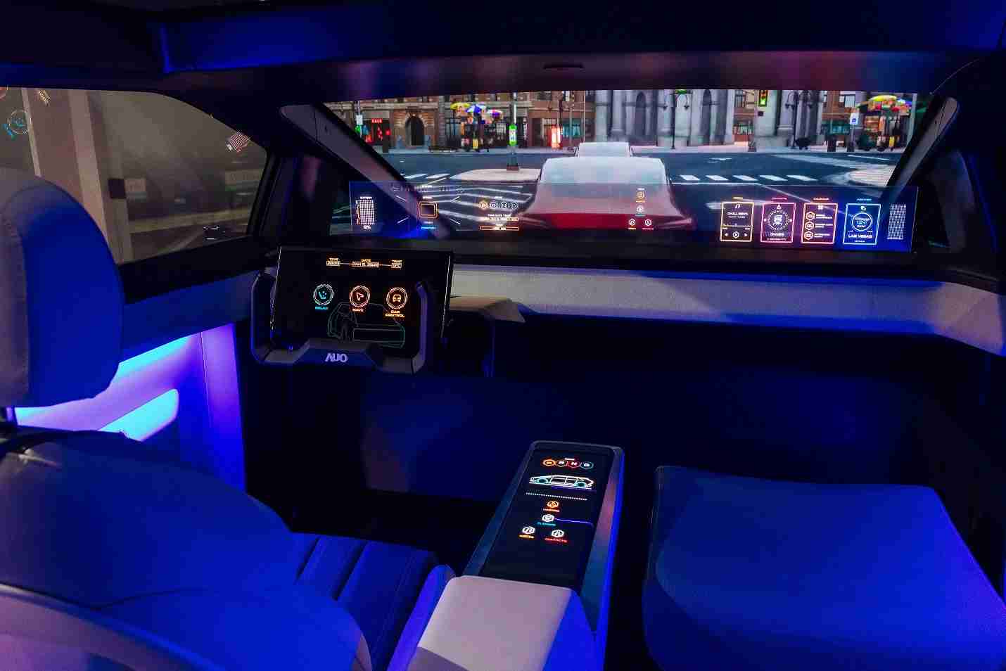 CG电子连续四年入围科睿唯安全球百大创新机构，，，，专利布局科技与绿色创新前沿。。。图为CG电子发挥先进显示科技Micro LED多元尺寸与型态应用优势所打造之智能车舱；同时，，，CG电子已于全球累积取得4500件节能减碳相关的专利证书，，，，当中2024年Micro LED年度获证量占比已超过8成