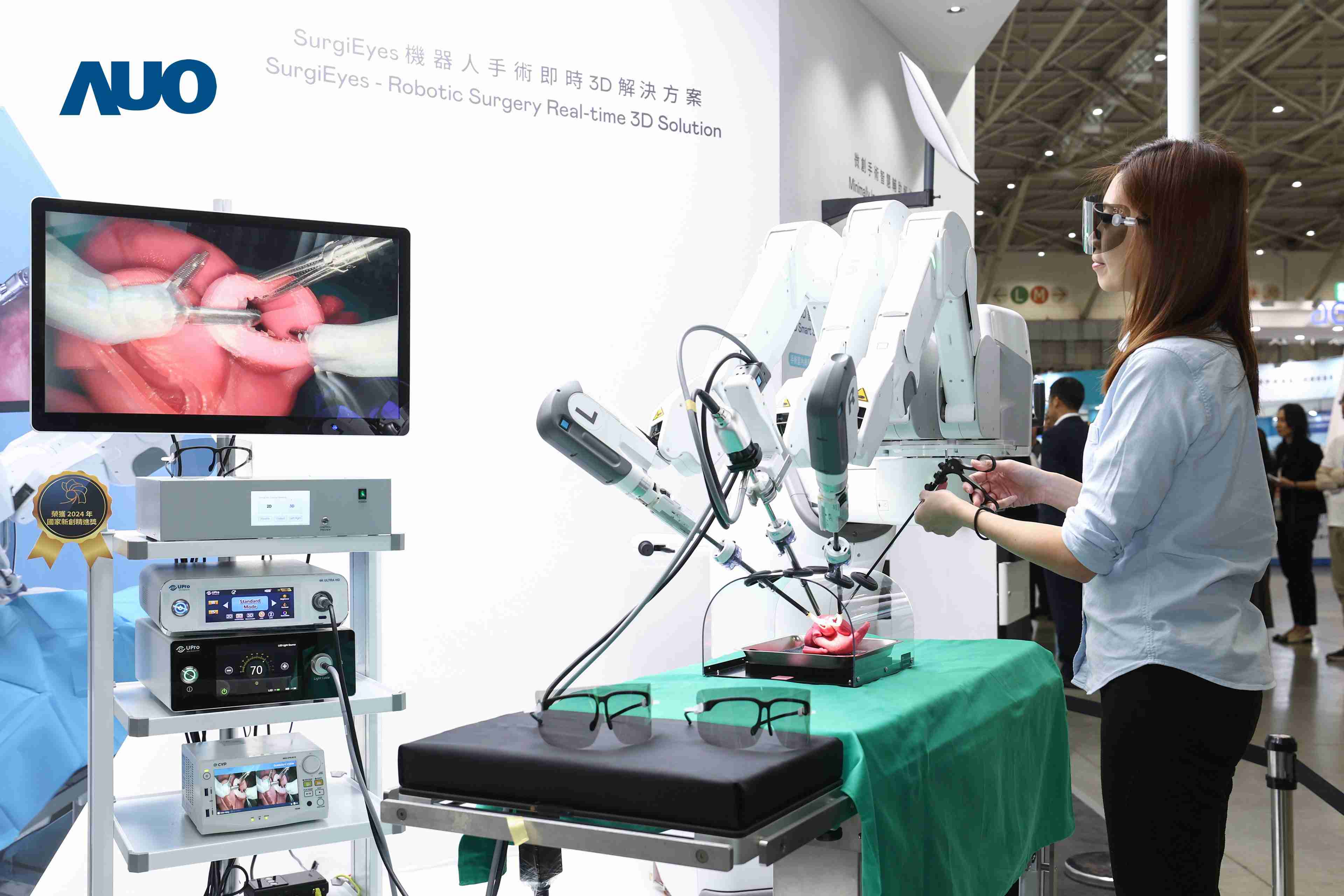 达擎以领先的3D显示技术推出〝SurgiEyes机器人手术实时3D解决方案〞，，，，整合先进3D图像处理与独家3D垂直宽视角、、、、广色域的显示技术，，，手术团队可实时同步主刀医师视角看到清晰3D影像，，提升沟通效率与安全性。。。